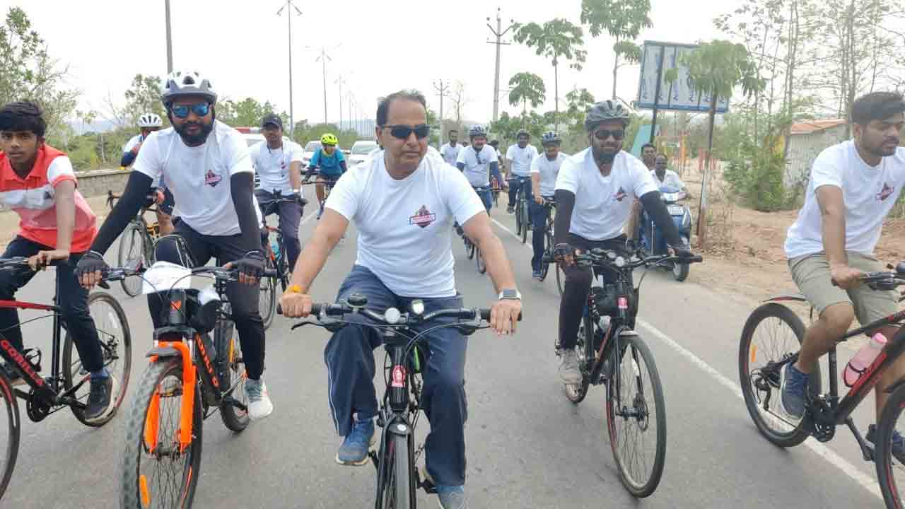 World Bicycle Day | 15 కి.మీ. సైకిల్ తొక్కిన మంత్రి ఇంద్ర‌క‌ర‌ణ్ రెడ్డి.. వీడియో