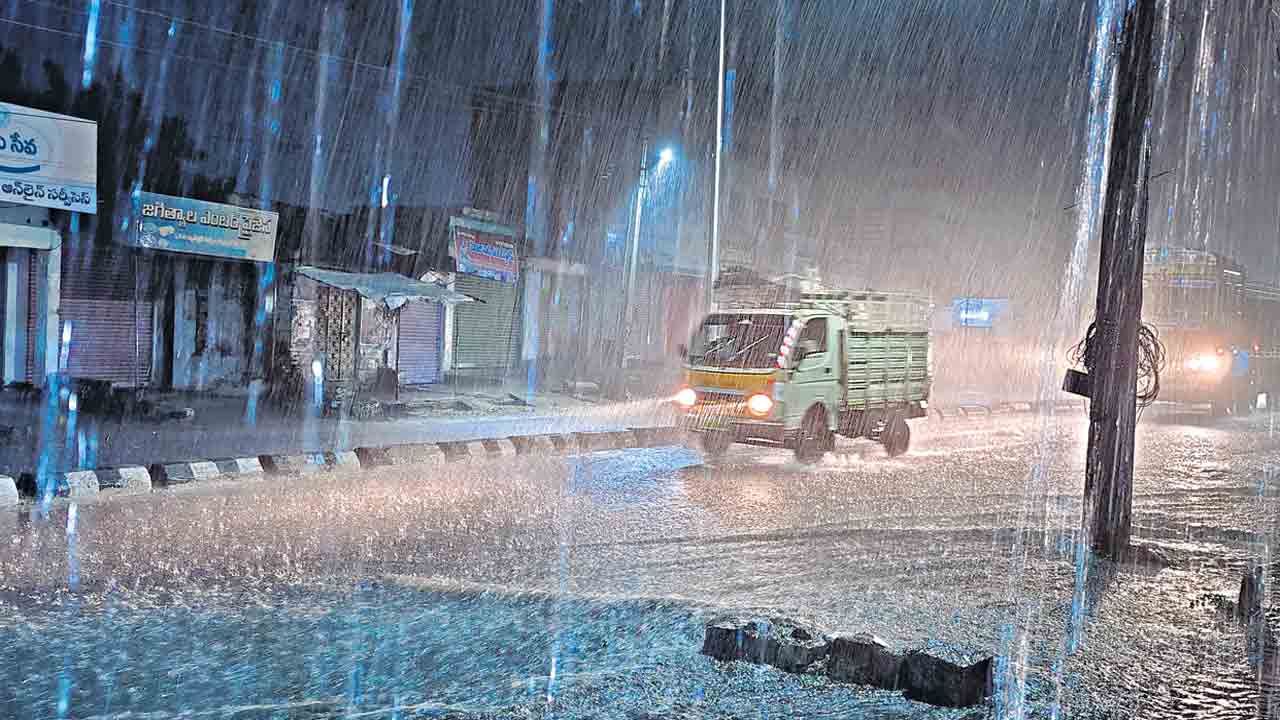 నేడు పలు జిల్లాల్లో భారీ వర్షాలు