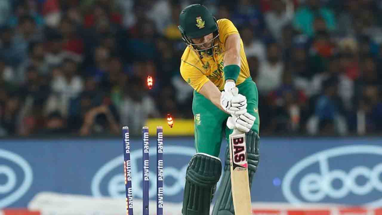 IND vs SA | తొలి ఓవర్లోనే వికెట్ తీసిన భువీ.. హెండ్రిక్స్ క్లీన్ బౌల్డ్