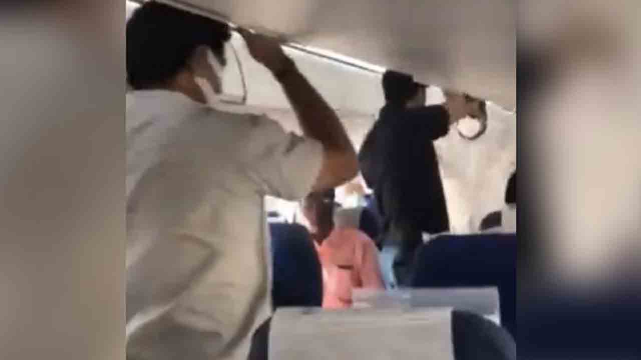 సీఎం విమానంలో కాంగ్రెస్‌ కార్యకర్తలు… ఆయనకు వ్యతిరేకంగా నినాదాలు