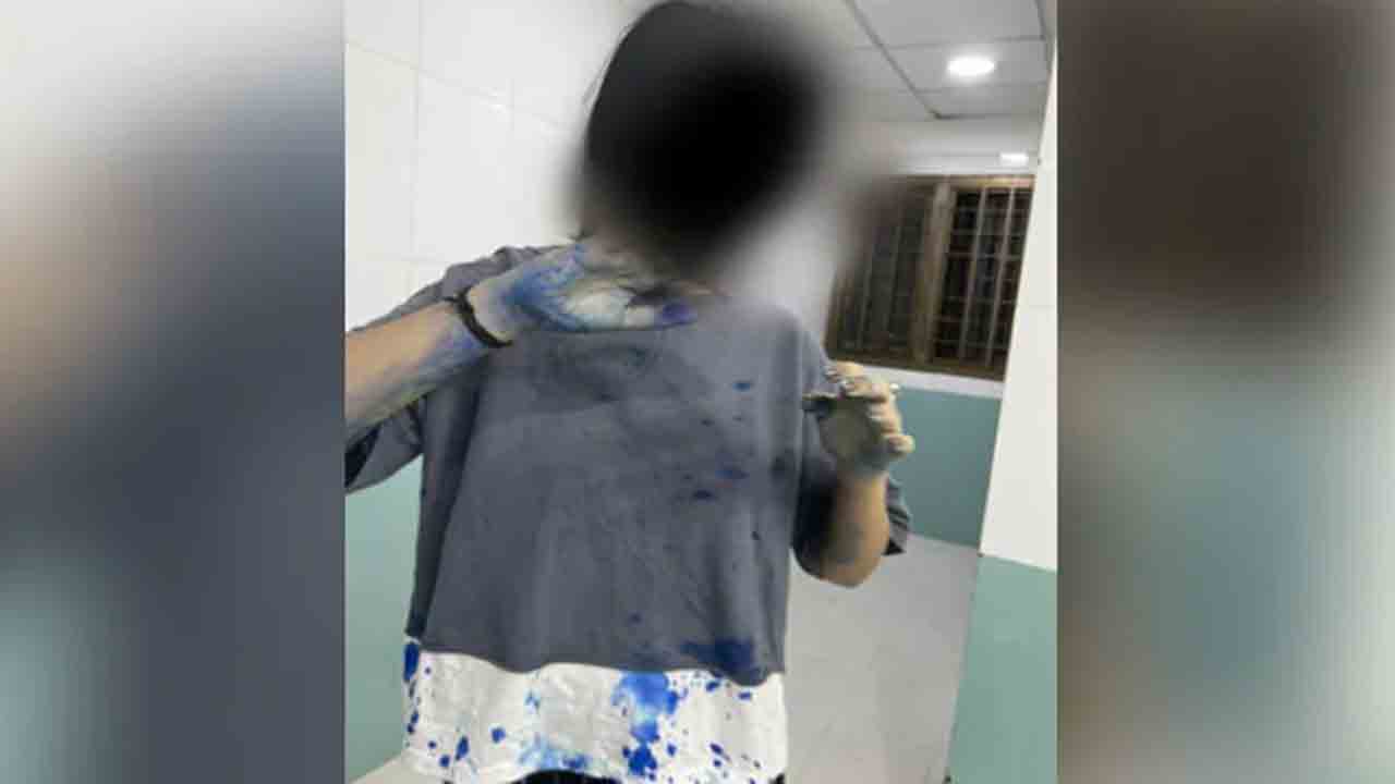 మంత్రి కుమారుడిపై లైంగిక దాడి ఆరోపణలు చేసిన మహిళపై ఇంక్ దాడి