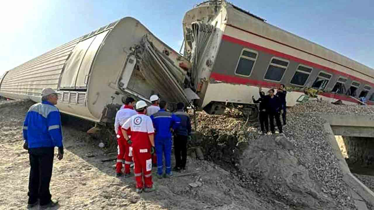 ప‌ట్టాలు త‌ప్పిన రైలు.. 10 మంది ప్ర‌యాణికులు దుర్మ‌ర‌ణం