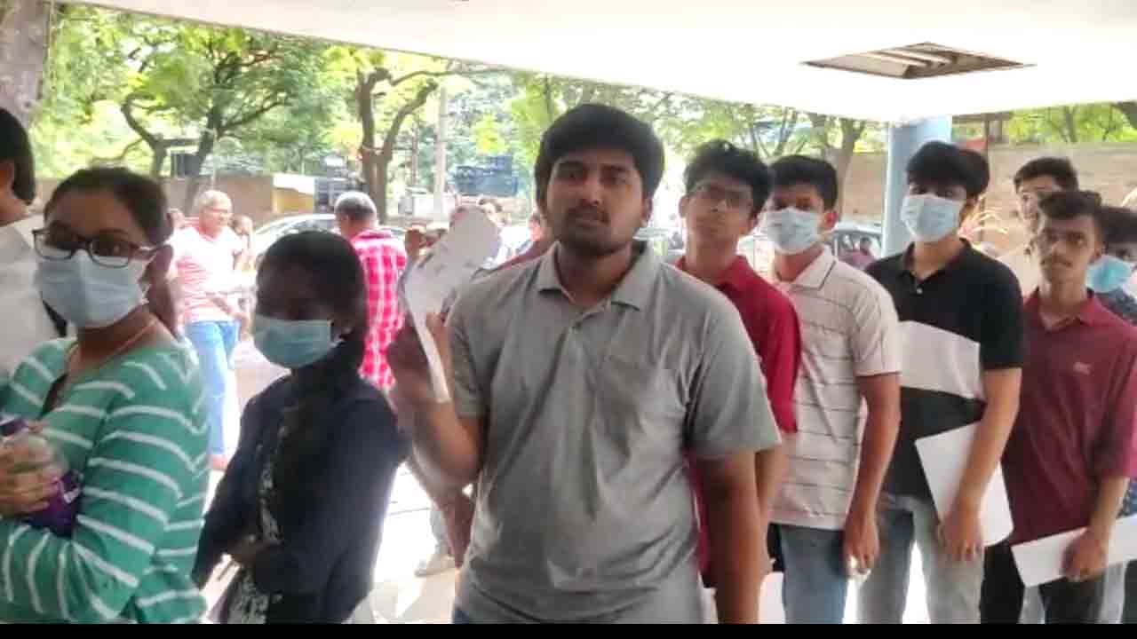 అరోరా ఇంజినీరింగ్ కాలేజీ వ‌ద్ద జేఈఈ మెయిన్స్ అభ్య‌ర్థుల ఆందోళ‌న‌