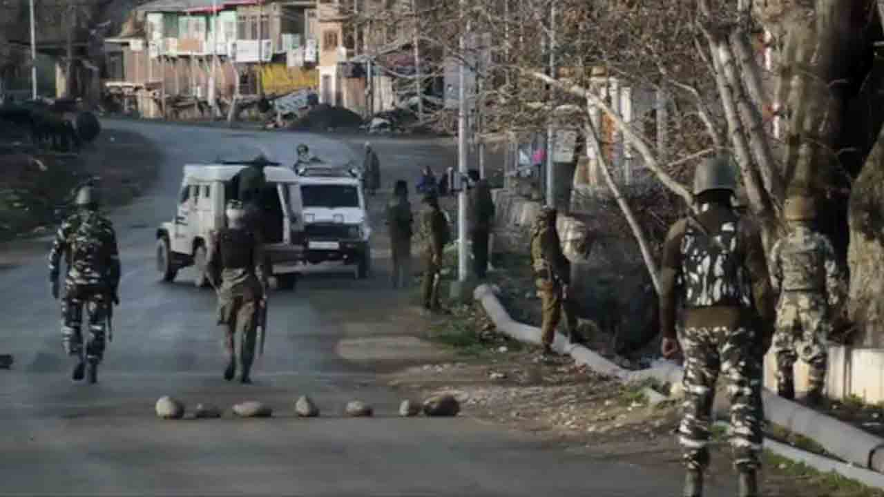 అనంత్‌నాగ్‌లో ఎన్‌కౌంటర్‌.. హిజ్బుల్‌ కమాండర్‌ హతం