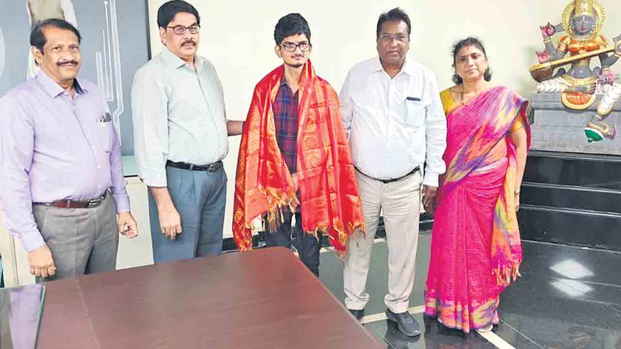 యువ పారిశ్రామికవేత్తగా జేఎన్‌టీయూ విద్యార్థికి అవార్డు