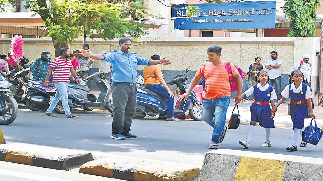 ట్రాఫిక్‌ పాఠాలు నేర్చుకుందాం