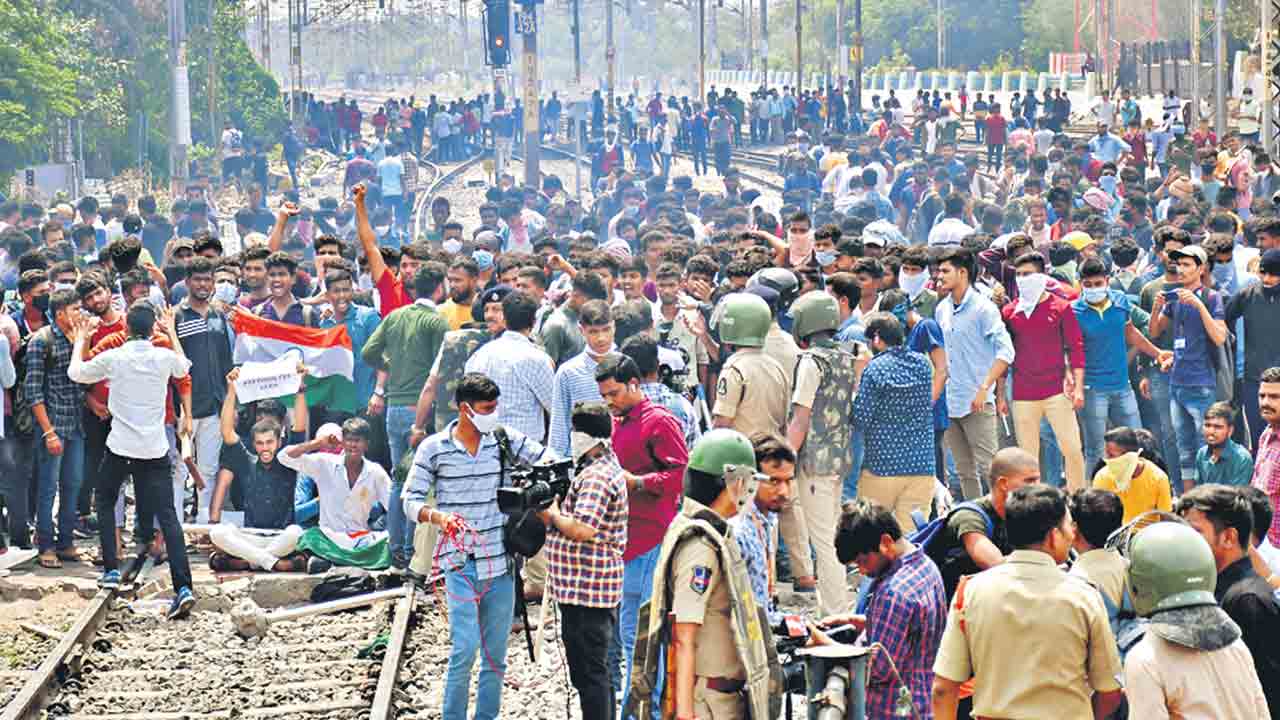 అగ్నిపరీక్ష పెట్టొద్దు.. మా పొట్ట కొట్టొద్దు