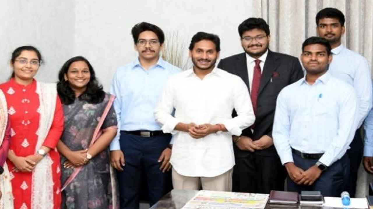 సివిల్స్‌ టాపర్స్‌తో ఏపీ సీఎం జగన్‌ ఇంటరాక్షన్‌