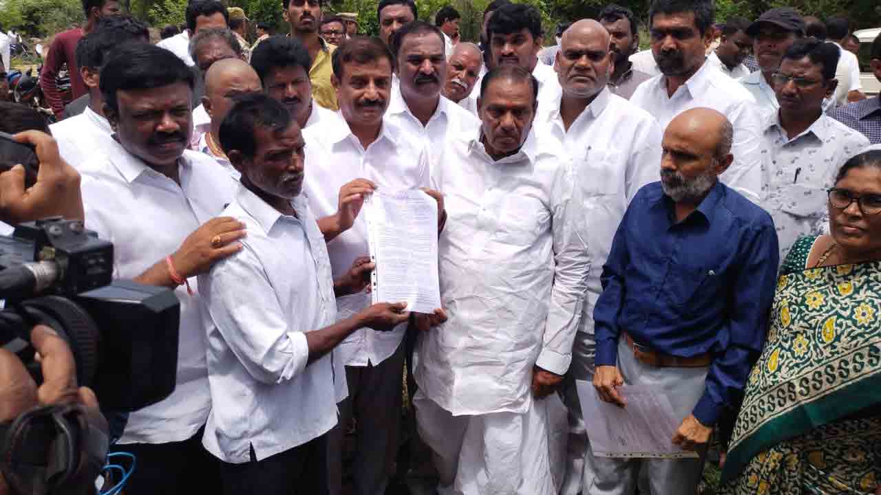 జ‌మునా హేచ‌రీస్ ఆక్ర‌మిత‌ భూముల పంపిణీ.. హ‌ర్షం వ్య‌క్తం చేసిన రైతులు