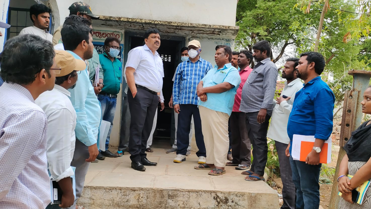 పనుల్లో నిర్లక్ష్యంగా వ్యవహరిస్తే చర్యలు