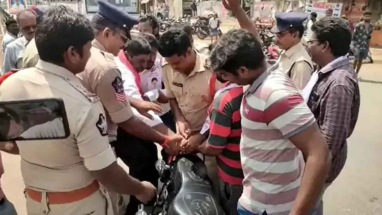 ఏపీ ఎమ్మెల్యే అడ్డగింతకు జనసేన యత్నం.. హనుమాన్‌ జంక్షన్‌లో ఉద్రిక్తత