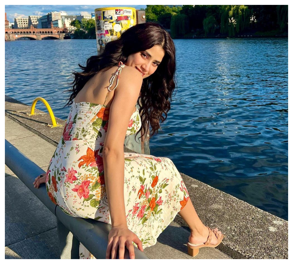 Janhvi Kapoor | స్లీవ్ లెస్‌ మినీ స్క‌ర్ట్స్‌లో జాన్వీ క‌పూర్ ప‌రువాలు..