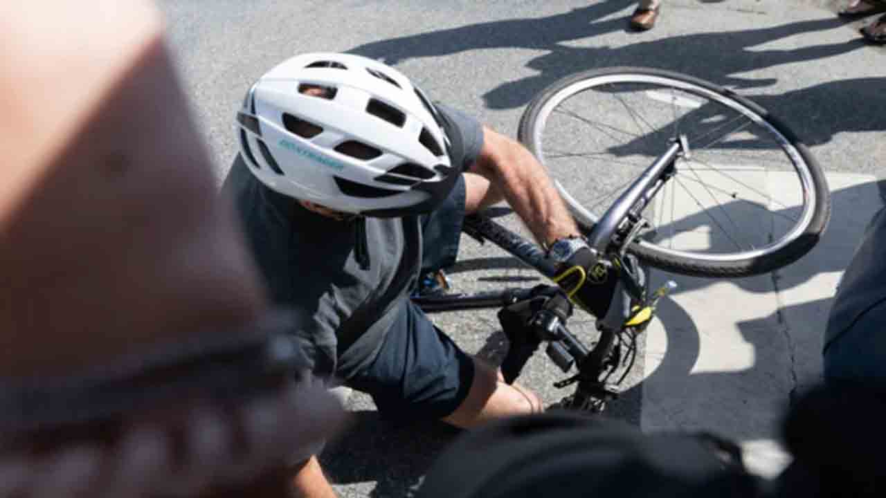 Video: సైకిల్‌ పై నుంచి కింద పడిన అమెరికా అధ్యక్షుడు జో బైడెన్‌