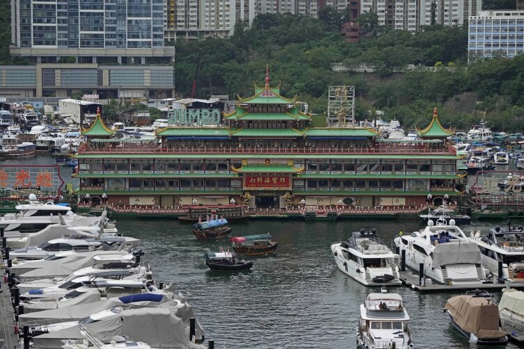 నిధుల‌ లేమితో మూత‌ప‌డిన నీటిలో తేలియాడే రెస్టారెంట్