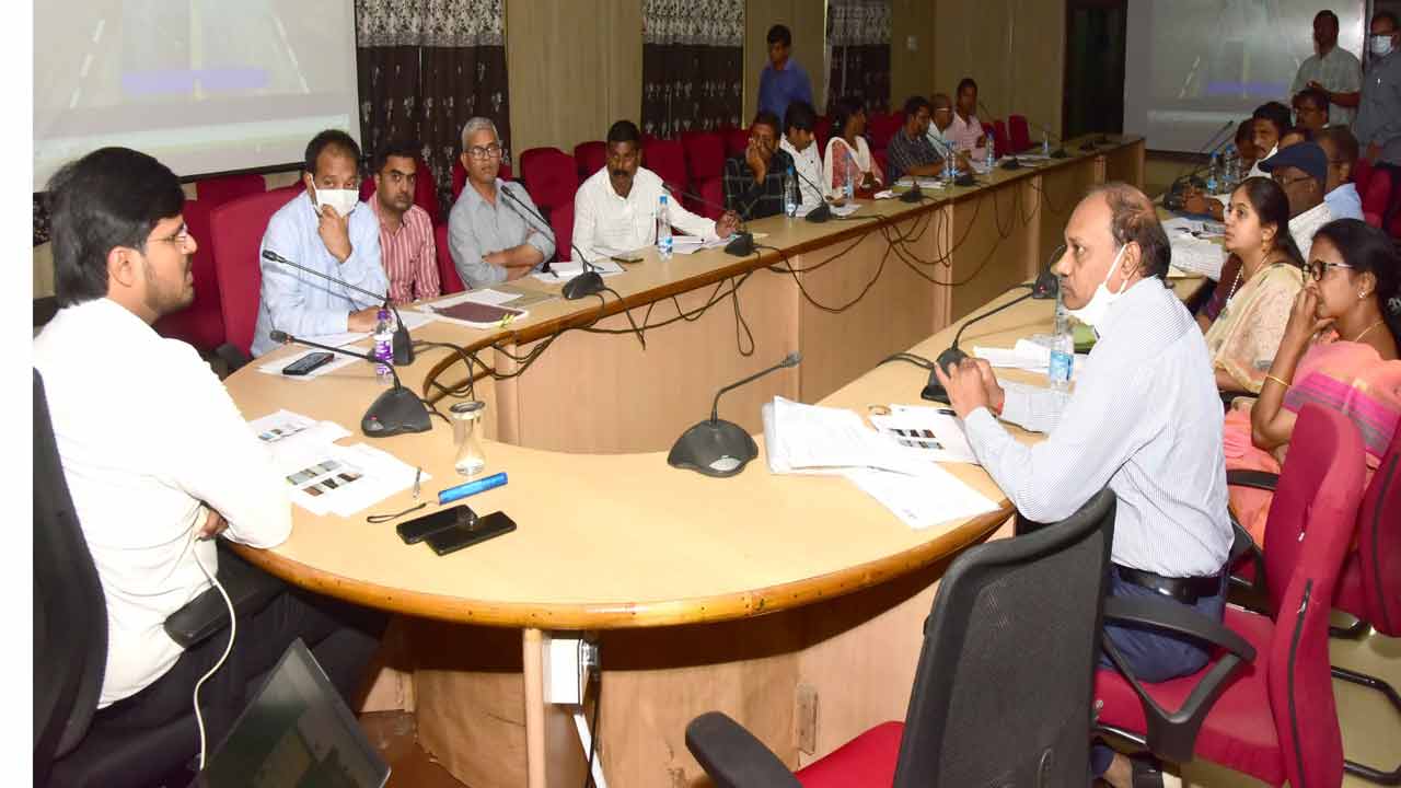 రహదారుల విస్తరణ పనులను వేగవంతం చేయాలి