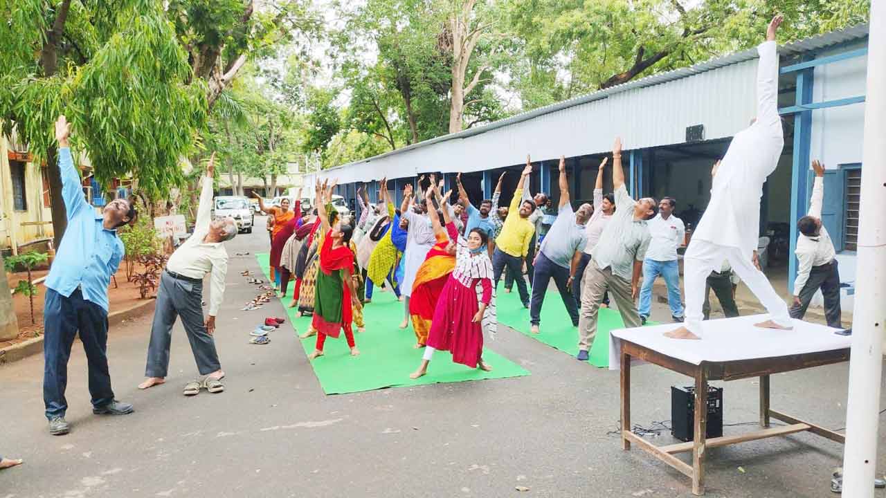 జీవన శైలిలో యోగా భాగం కావాలి