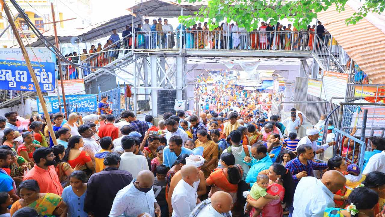 కిక్కిరిసిన ఎములవాడ