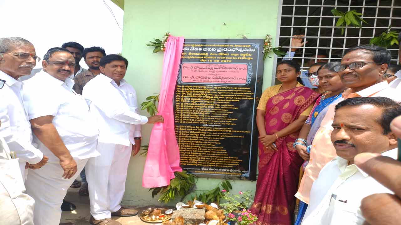 ప్రాజెక్టులను అడ్డుకోవడమే ప్రతిపక్షాల పని