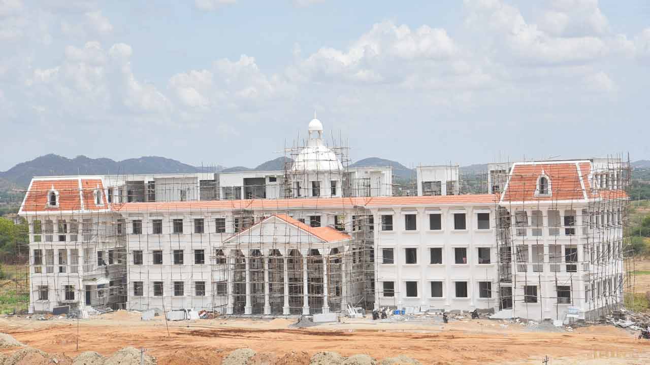 ఇది నయా పోలీస్‌ కార్యాలయాల భవన సముదాయం