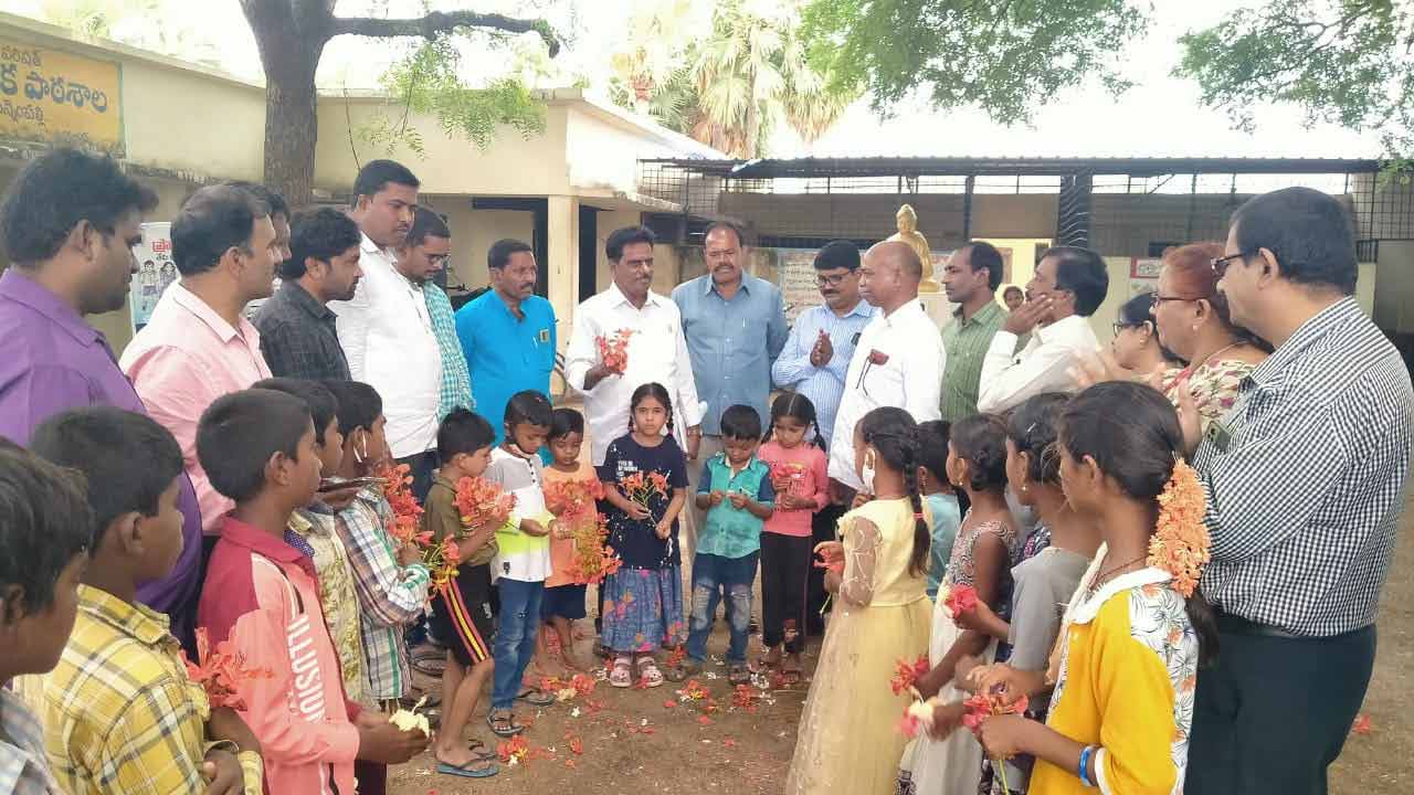 చక్కగా చదవాలి.. ఉన్నతంగా ఎదగాలి