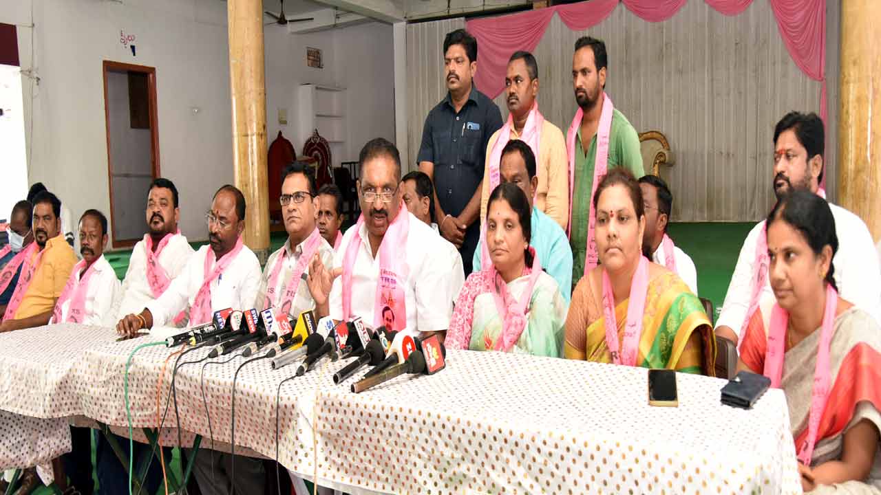 అవాస్తవాలతో ప్రజలను మోసగిస్తున్న బీజేపీ