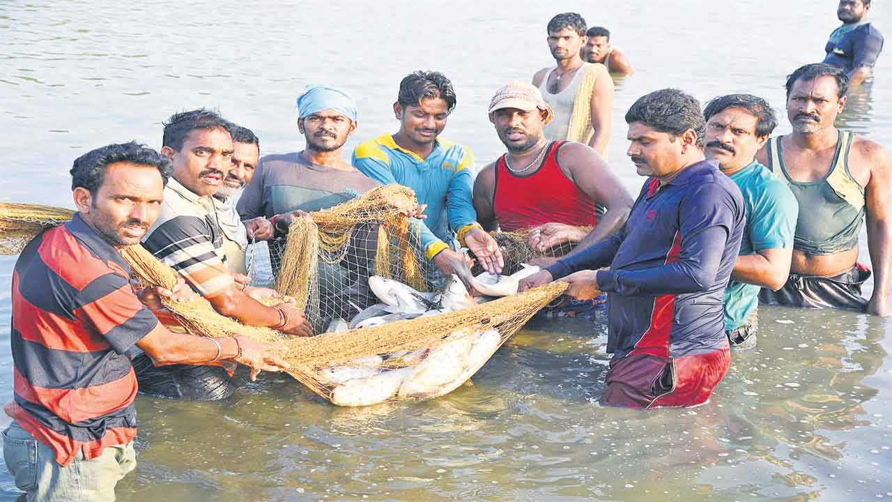 చేపల పులుసు మరగాల్సిందే..