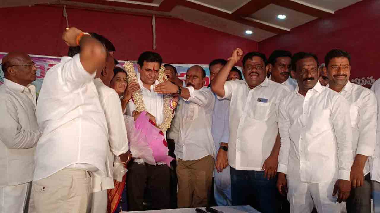 సిరిసిల్లలో పర్యటిస్తున్న మంత్రి కేటీఆర్‌