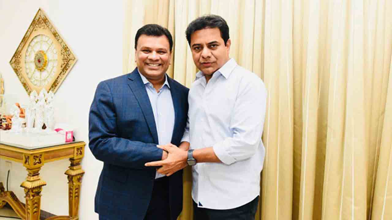 మహేశ్ బిగాలను అభినందించిన మంత్రి కేటీఆర్‌