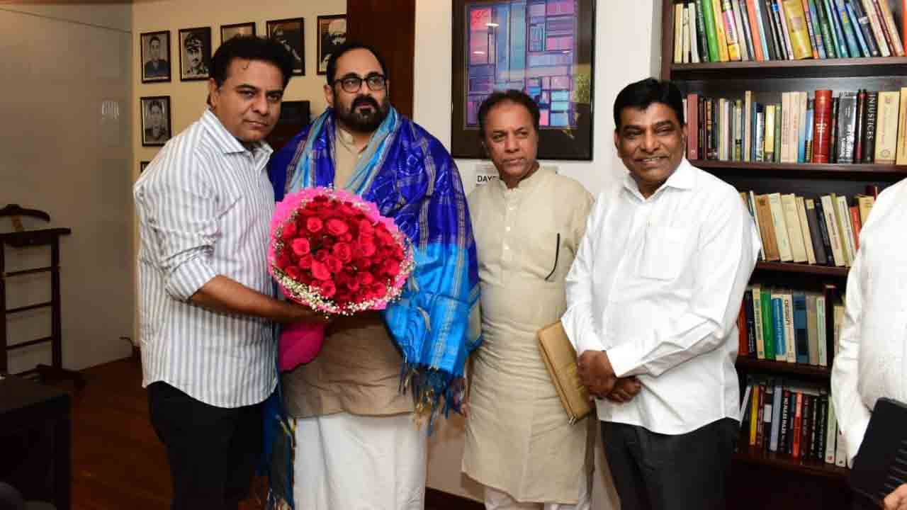 కేంద్ర మంత్రి రాజీవ్ చంద్ర‌శేఖ‌ర్‌తో మంత్రి కేటీఆర్ భేటీ