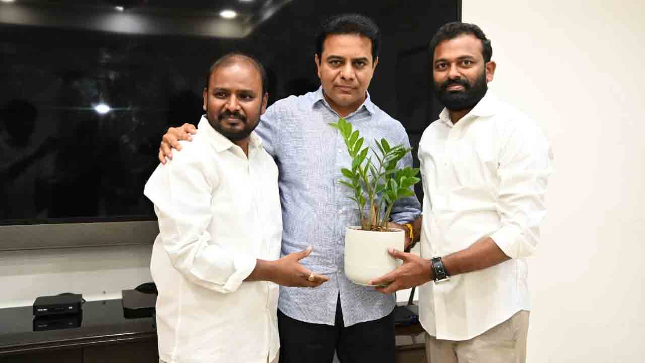 స‌తీశ్ రెడ్డి, అనిల్ కుర్మాచ‌లంను అభినందించిన మంత్రి కేటీఆర్