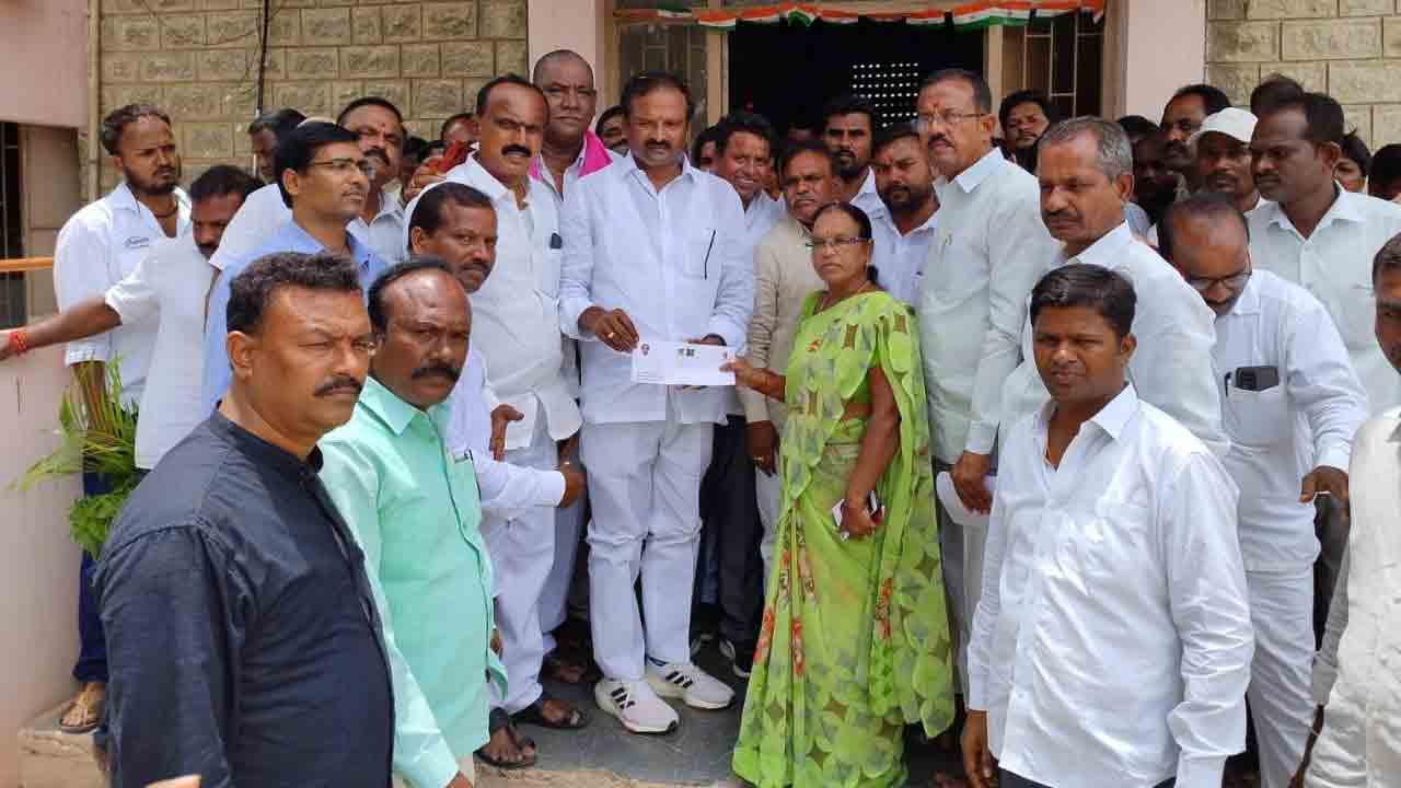 బీజేపీ కౌన్సిల‌ర్ కుమార్తె వివాహం.. కల్యాణలక్ష్మి చెక్కు అందించిన టీఆర్ఎస్ ఎమ్మెల్యే