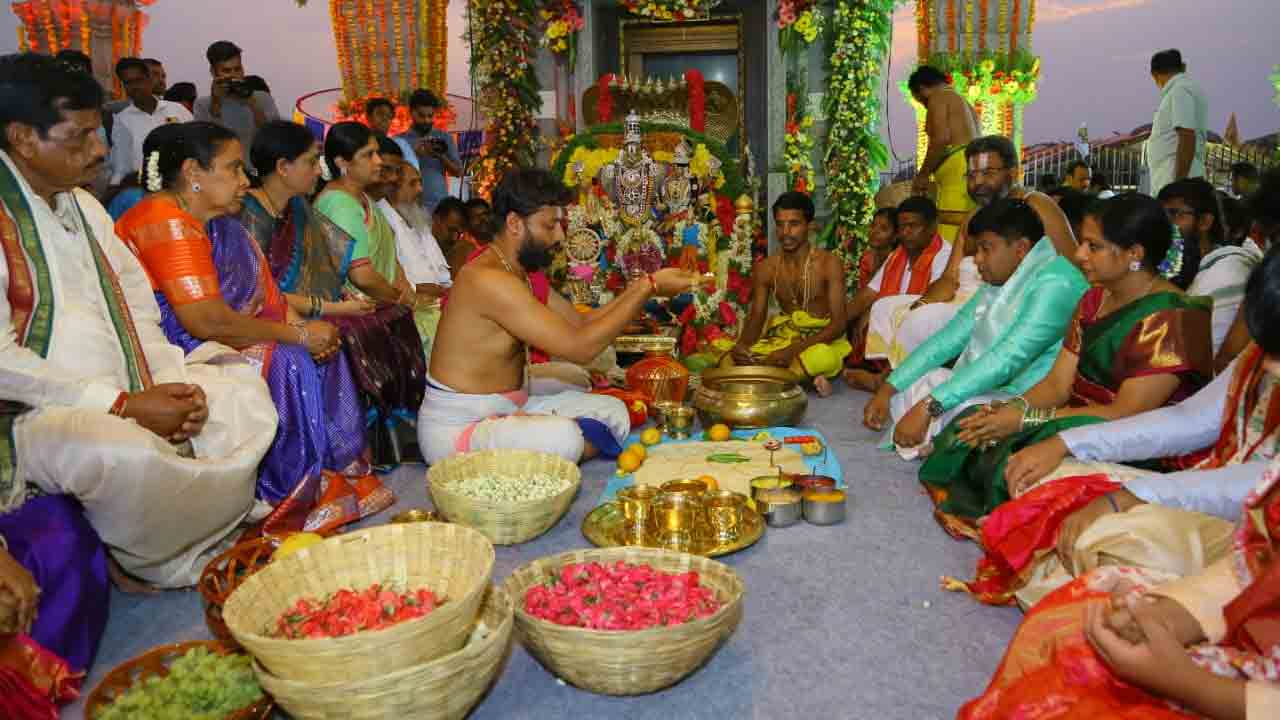 ఎమ్మెల్సీ కవిత దంపతుల ఆధ్వర్యంలో వైభవంగా లక్ష్మీనరసింహస్వామి ఆలయ పునః ప్రారంభోత్సవ వేడుకలు