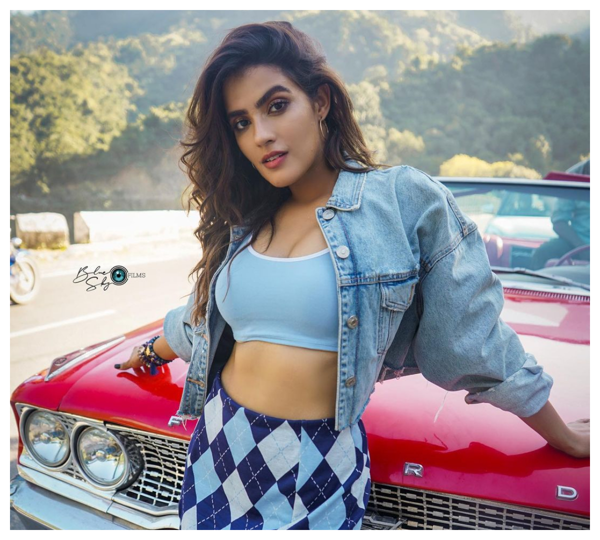 Kavya Thapar | చూపులతో గుచ్చేస్తున్న కావ్య తాపర్‌..