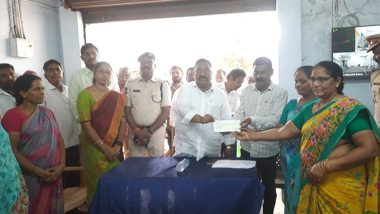 లబ్ధిదారులు ఆర్థికాభివృద్ధి సాధించాలి