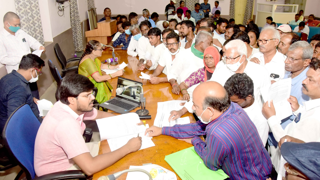 దరఖాస్తులు వెంటనే పరిష్కరించాలి