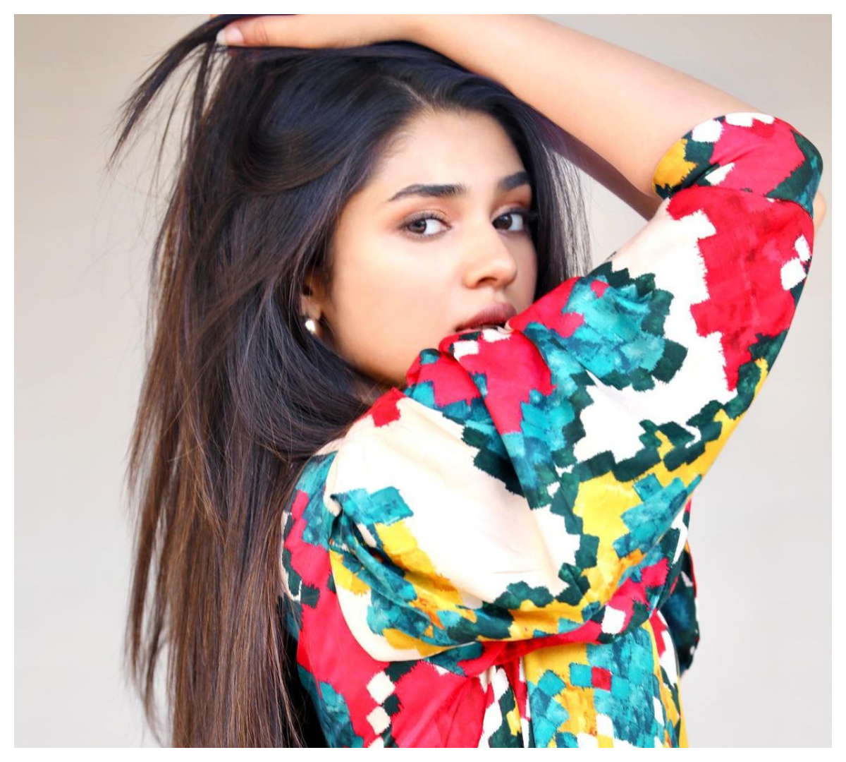 Krithi Shetty | చూపులతో మాయ చేస్తున్న‌ కృతి శెట్టి..