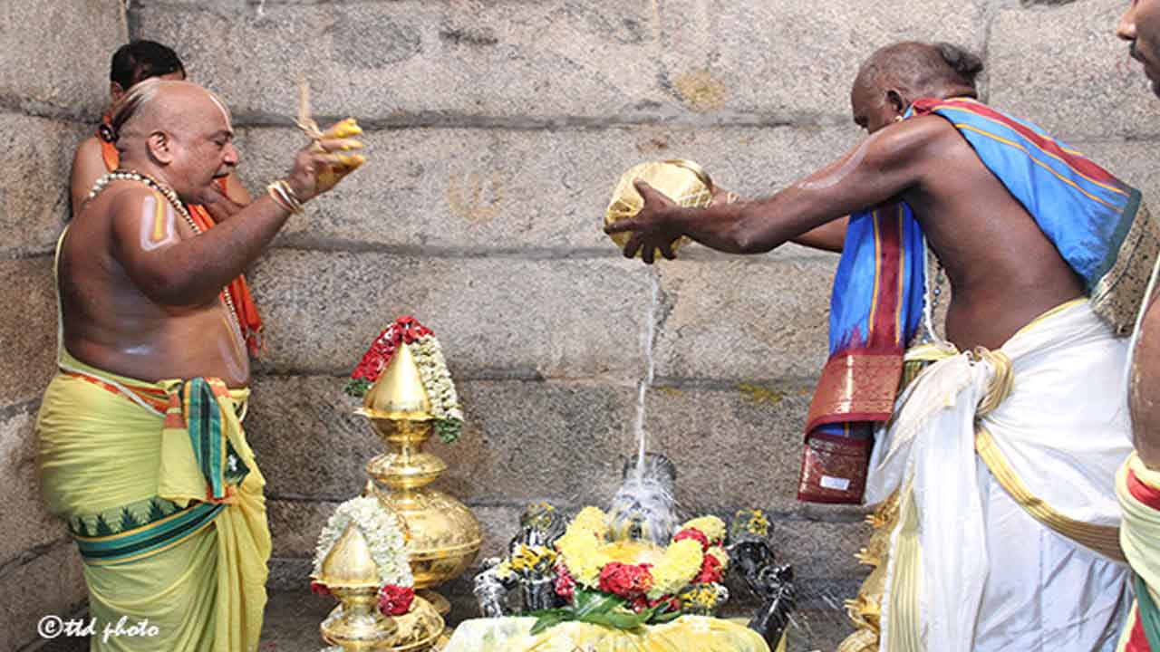 శ్రీ వ‌కుళామాత‌ ఆలయంలో శాస్త్రోక్తంగా క్షీరాధివాసం