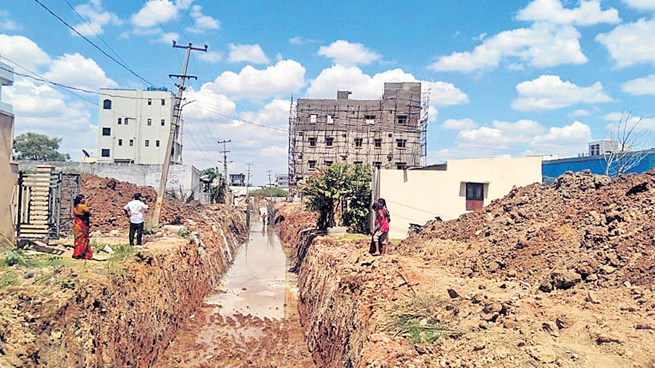 ప్రభుత్వ ఆశయానికి తూట్లు