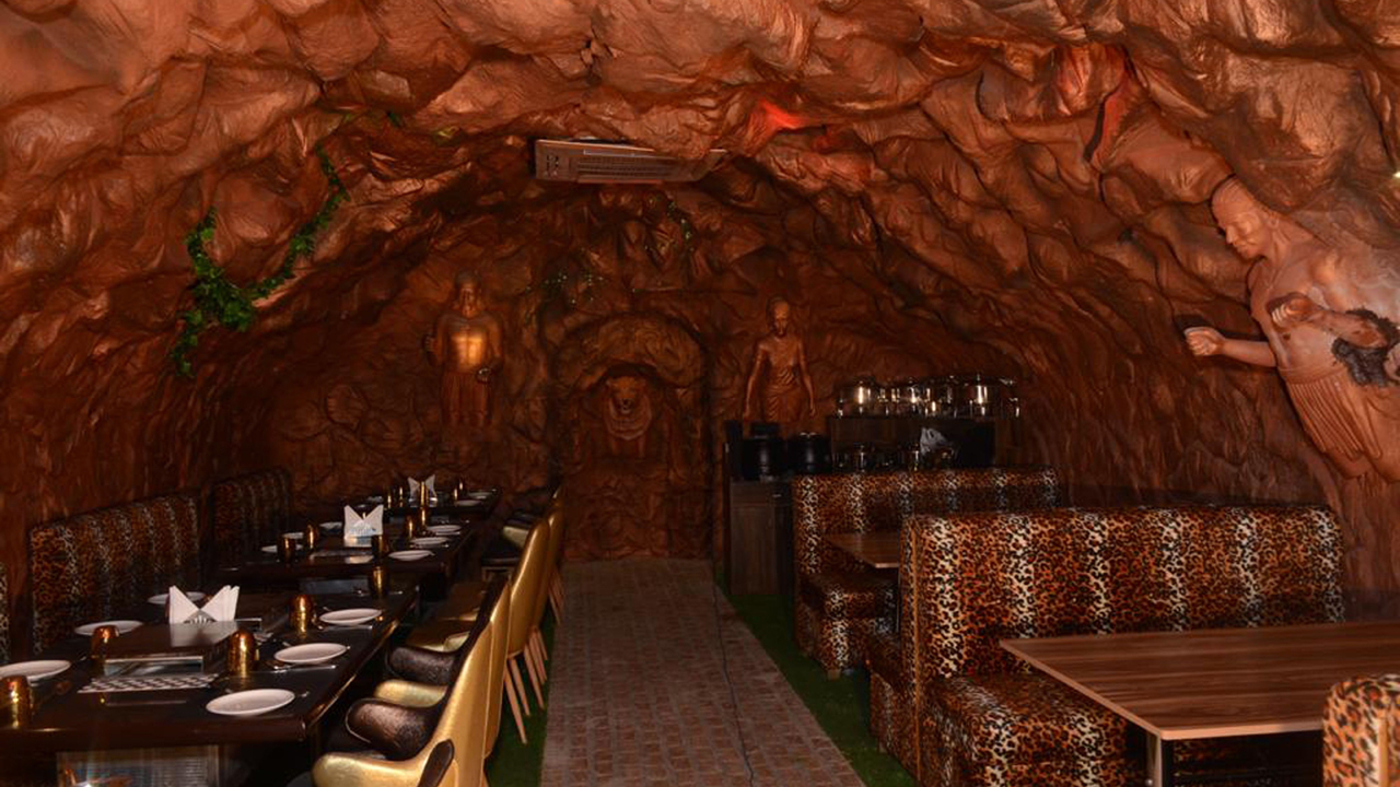 ఈ రెస్టారెంట్‌కి వెళ్తే గుహ‌లో కూర్చొని తిన్న‌ట్టే ఉంటుంది!!