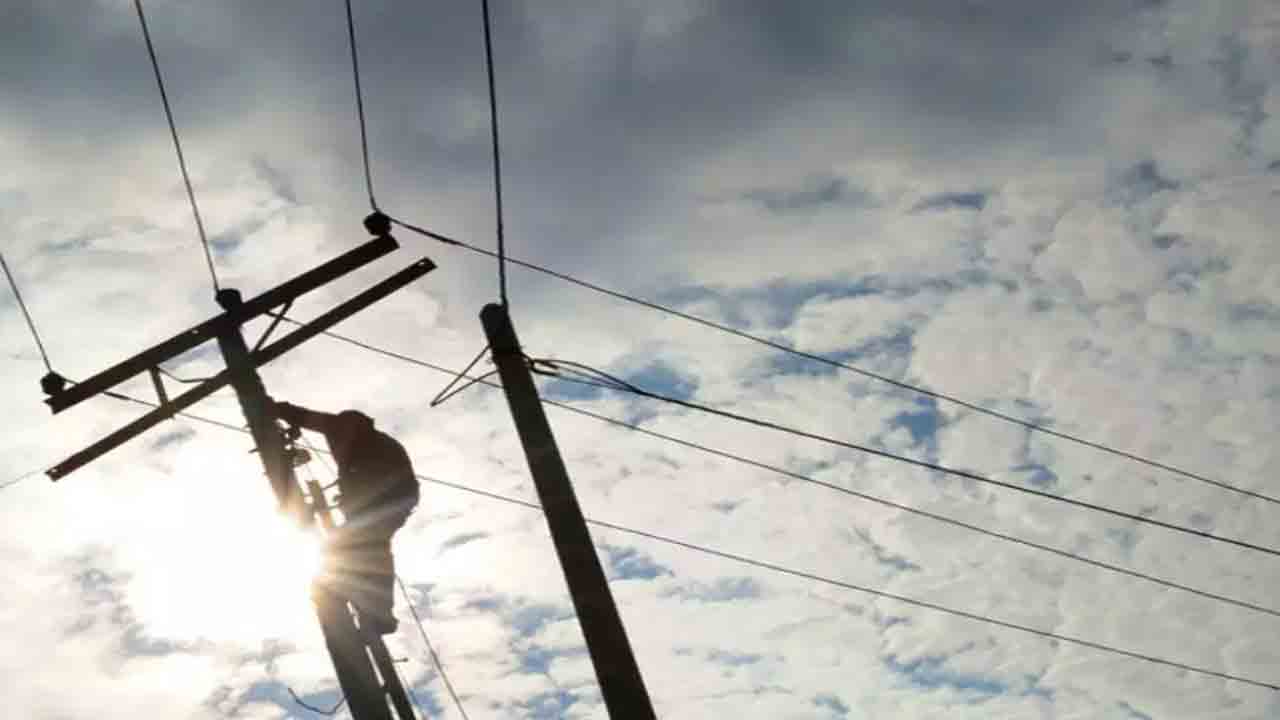 చలాన్ విధించార‌ని ఏకంగా పోలీస్ స్టేష‌న్‌కే క‌రెంట్ క‌ట్ చేసిన లైన్‌మాన్‌