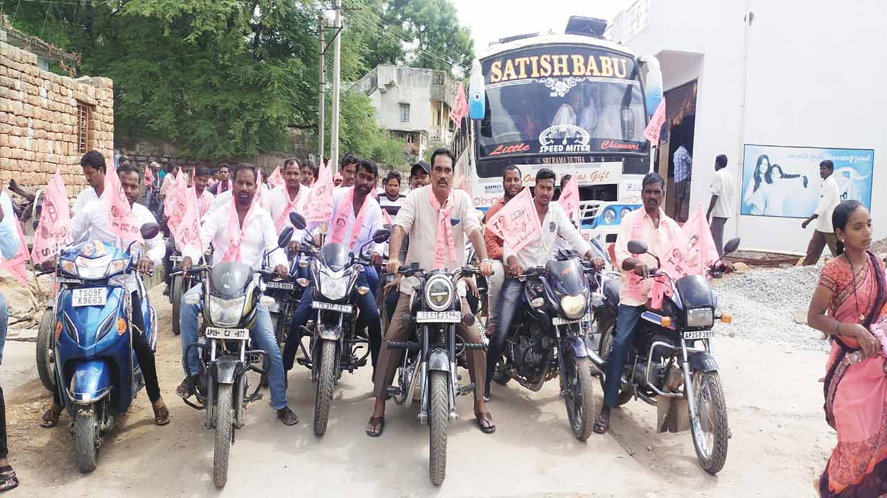 కేటీఆర్‌ సభకు తరలిన నాయకులు