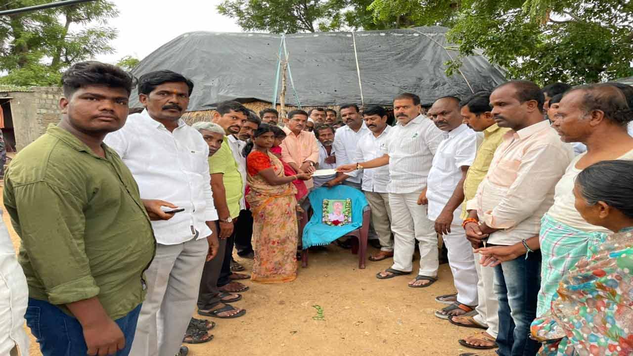 కార్యకర్తలకు టీఆర్‌ఎస్‌ అండ