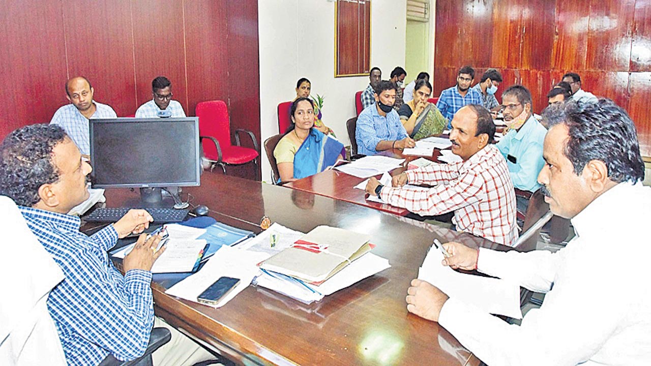 బడీడు పిల్లలను బడిలో చేర్పించాలి