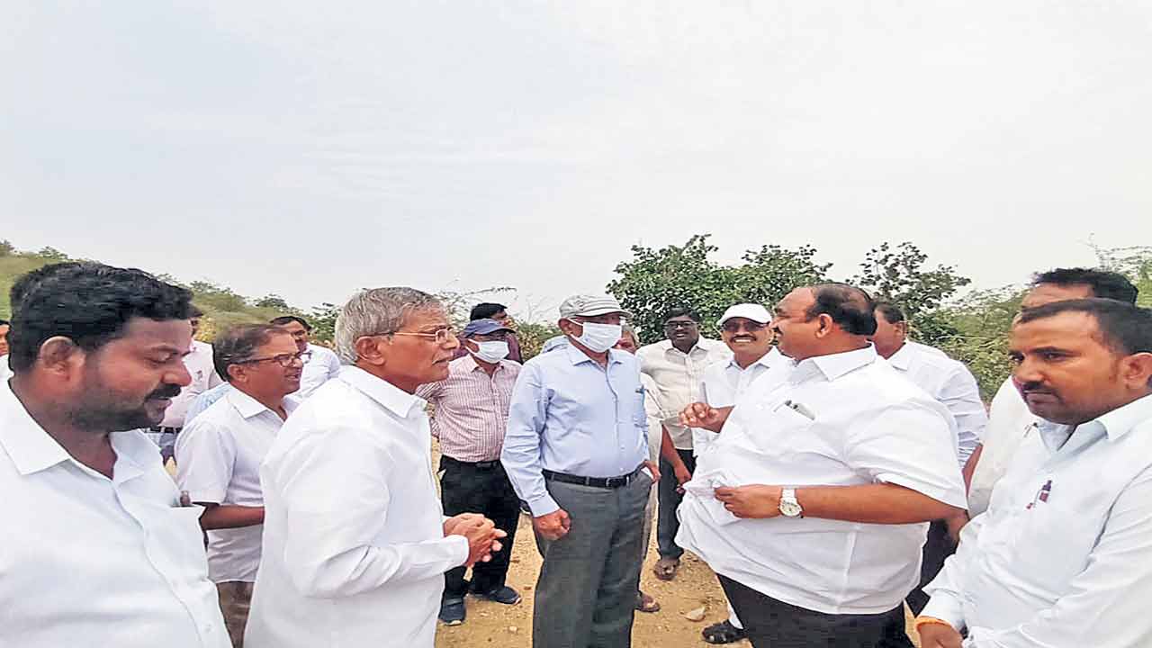 ప్రాజెక్టులు పూర్తిచేస్తాం