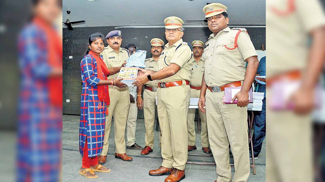 కష్టపడి చదివి ఉద్యోగం సాధించాలి