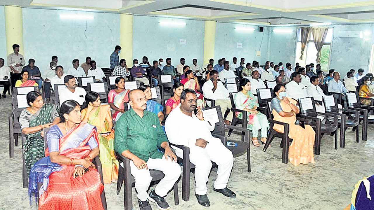 విద్యుత్తు అధికారులు చిత్తశుద్ధితో పనిచేయాలి