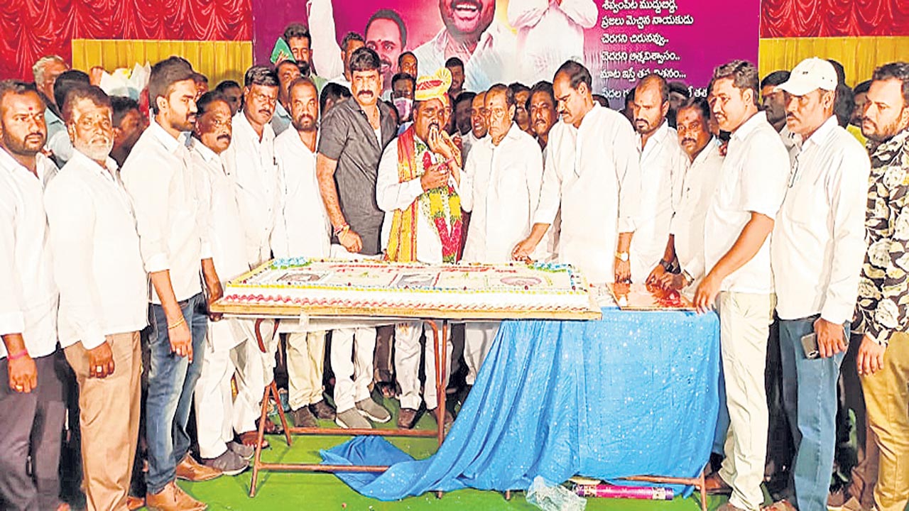 ప్రజాసేవకుడికి అభినందనలు