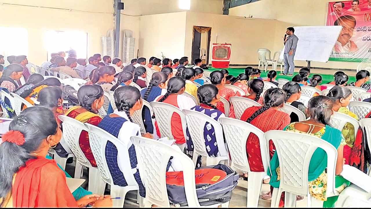 ఉద్యోగార్థులకు ఉచిత శిక్షణ