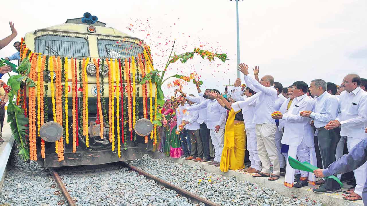 సీఎం కేసీఆరే రైలు తెచ్చారు