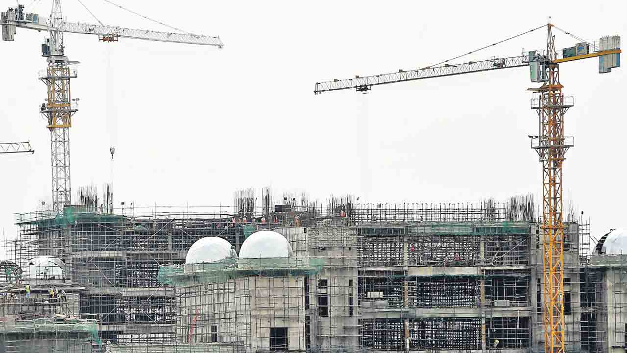 సచివాలయ భవనంపై 34 గోపురాలు